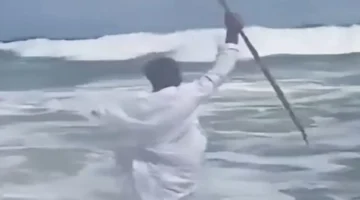 نهاية مأساوية لرجل أفريقي حاول تقليد معجزة شق البحر أمام أعين الناس